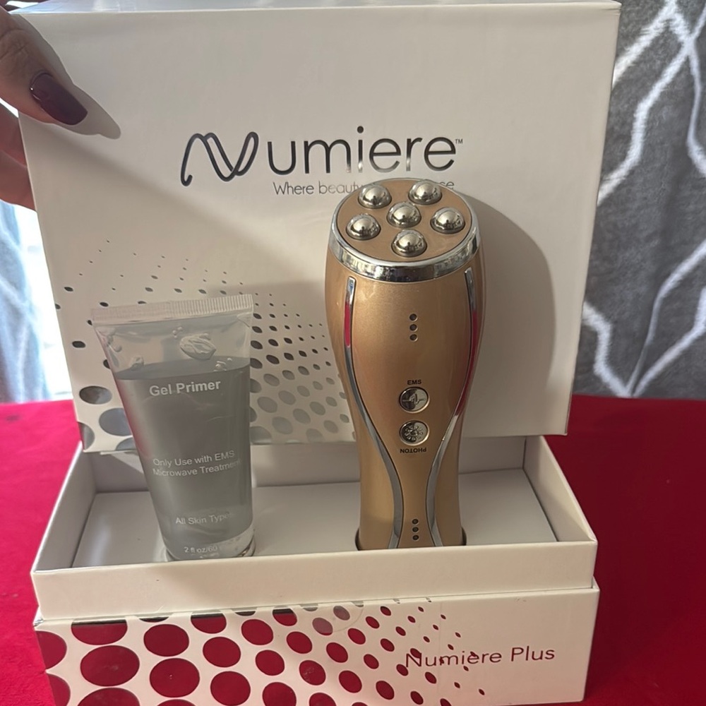 Numiere Plus Skincare Device with Gel Primer